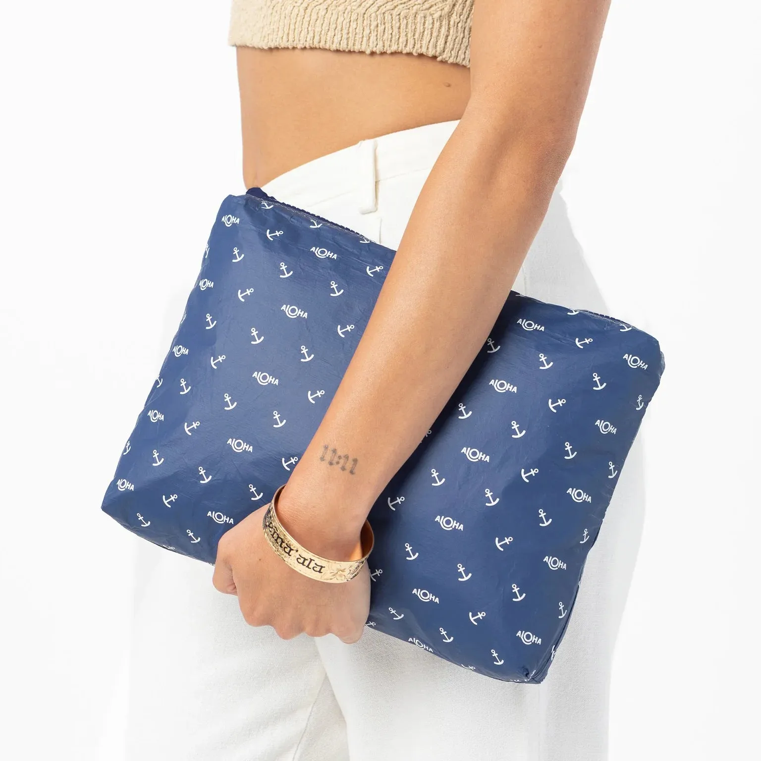 Aloha Mid Pouch - Shipwrecks Anchor in White on Navy