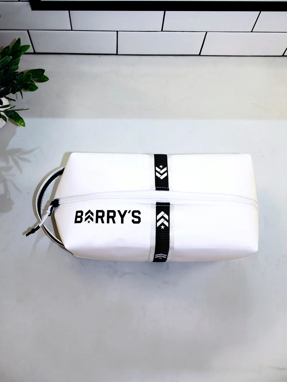 BARRY'S WHITE DOPP KIT